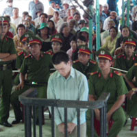 Niềm căm phẫn hòa lẫn sự xót xa của bà con xã Hòa Long khi xem tòa xét xử bị cáo Bùi Ngọc Trúc. Niềm căm phẫn hòa lẫn sự xót xa của bà con xã Hòa Long khi xem tòa xét xử bị cáo Bùi Ngọc Trúc.