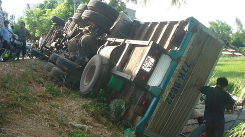 Ô tô lật nhào, lại nhao ra... hôi của ảnh 1 Ô tô lật nhào, lại nhao ra... hôi của, Tin tức trong ngày, hoi cua, lat xe bon, lat xe, lat o to, thoi xau nguoi viet, thoi hu tat xau, thoi xau, tai nan, tai nan giao thong, bao, tin nhanh, tin hot, tin tuc