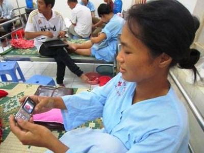 Chị Nga xác định con trai trong bức ảnh do cơ quan công an cung cấp.