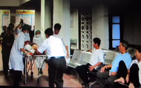 Theo thông tin mà TS có được, vào khoảng 16h chiều ngày 10/8, tại xã Thạch Đồng (TP. Hà Tĩnh) xảy ra vụ tai nạn nghiêm trọng. Chị Trần Thị Thảo (SN 1975, trú xã Thạch Đồng) đang đi trên đường thì bị xe tải chở đá cán phải. Vụ tai nạn nghiêm trọng đã làm chị Thảo bị dập nát hoàn toàn chân phải. Ngay lập tức, chị được đưa đi cấp cứu tại Bệnh viện ĐK Hà Tĩnh. Theo thông tin mà TS có được, vào khoảng 16h chiều ngày 10/8, tại xã Thạch Đồng (TP. Hà Tĩnh) xảy ra vụ tai nạn nghiêm trọng. Chị Trần Thị Thảo (SN 1975, trú xã Thạch Đồng) đang đi trên đường thì bị xe tải chở đá cán phải. Vụ tai nạn nghiêm trọng đã làm chị Thảo bị dập nát hoàn toàn chân phải. Ngay lập tức, chị được đưa đi cấp cứu tại Bệnh viện ĐK Hà Tĩnh.