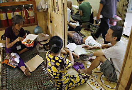 Viện phí tăng, vẫn phải nằm ở cầu thang, Tin tức trong ngày, tang vien phi, vien phi moi, truyen dich, vien phi, benh vien, benh nhan, tang gia dich vu y te, bao, tin nhanh, tin hot, tin tuc