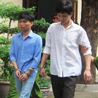 Hai kẻ “yêu râu xanh” được dẫn giải sau phiên tòa