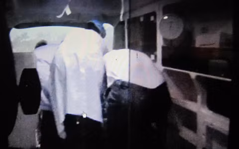 Tuy nhiên, khi lên đến bệnh viện, do vết thương quá nặng, mất nhiều máu nên, người nhà chị Thảo đã đề nghị các bác sỹ sơ cứu vết thương, để chờ người thân điều máy bay trực thăng từ Hà Nội vào chở bệnh nhân đi cấp cứu. Nghe thông tin trên, rất nhiều y bác sỹ tại bệnh viện đã hết sức sửng sốt, và nghĩ người nhà nói đùa. Vì chưa bao giờ tại đây có việc điều trực thăng chở bệnh nhân đi cấp cứu. Chỉ đến khi người thân nạn nhân gọi điện ra Hà Nội, điều trực thăng vào thì mọi người mới ngớ người. Tuy nhiên, khi lên đến bệnh viện, do vết thương quá nặng, mất nhiều máu nên, người nhà chị Thảo đã đề nghị các bác sỹ sơ cứu vết thương, để chờ người thân điều máy bay trực thăng từ Hà Nội vào chở bệnh nhân đi cấp cứu. Nghe thông tin trên, rất nhiều y bác sỹ tại bệnh viện đã hết sức sửng sốt, và nghĩ người nhà nói đùa. Vì chưa bao giờ tại đây có việc điều trực thăng chở bệnh nhân đi cấp cứu. Chỉ đến khi người thân nạn nhân gọi điện ra Hà Nội, điều trực thăng vào thì mọi người mới ngớ người.