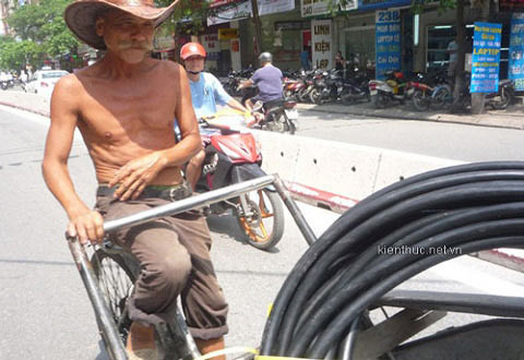 40 năm cởi trần đạp xích lô “ngoáy” ảnh 1 40 năm cởi trần đạp xích lô “ngoáy”, Tin tức trong ngày, di nhan, dap xich lo, xich lo, 40 nam, pho co, tin tuc, tin nhanh, tin hot, vn