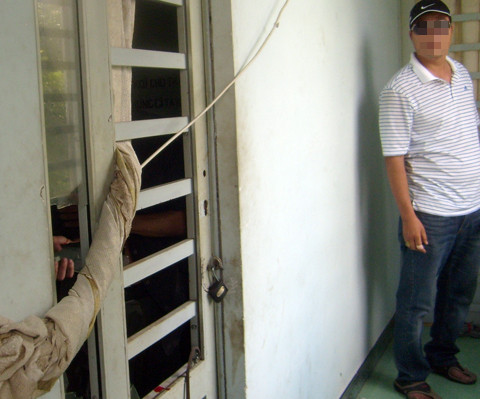 Trinh sát tìm cách tiếp cận Bình. Ảnh: Nguyệt Triều Trinh sát tìm cách tiếp cận Bình. Ảnh: Nguyệt Triều