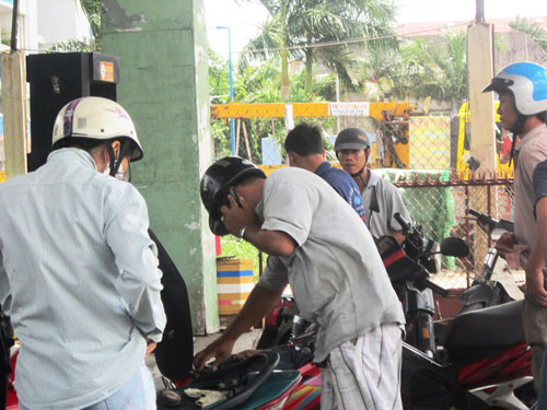 Nghe điện thoại ở cây xăng bị phạt 5 triệu đồng: Vẫn vô tư "alo" ảnh 3 Nghe điện thoại ở cây xăng bị phạt 5 triệu đồng: Vẫn vô tư "alo" ảnh 3