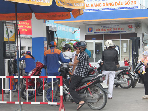 Nghe điện thoại ở cây xăng bị phạt 5 triệu đồng: Vẫn vô tư "alo" ảnh 2 Nghe điện thoại ở cây xăng bị phạt 5 triệu đồng: Vẫn vô tư "alo" ảnh 2