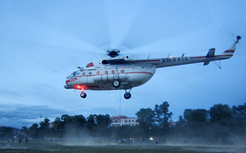 Cất cánh, chở nạn nhân ra Hà Nội cấp cứu Cất cánh, chở nạn nhân ra Hà Nội cấp cứu