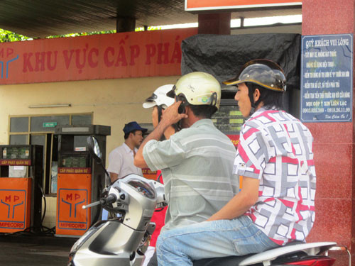 Nghe điện thoại ở cây xăng bị phạt 5 triệu đồng: Vẫn vô tư "alo" ảnh 4 Nghe điện thoại ở cây xăng bị phạt 5 triệu đồng: Vẫn vô tư "alo" ảnh 4