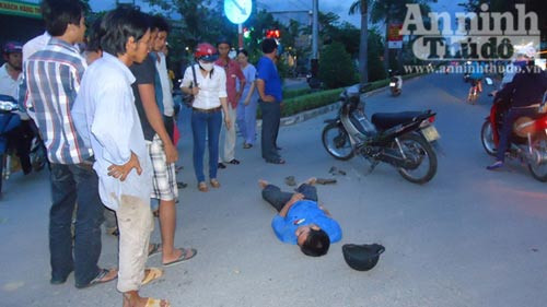 Bỏ mặc nạn nhân bất tỉnh sau tai nạn ảnh 2 Bỏ mặc nạn nhân bất tỉnh sau tai nạn, Tin tức trong ngày, tai nan, giao thong, cap cuu, nan nhan, hien truong, tin tuc, tin nhanh, tin hot, vn