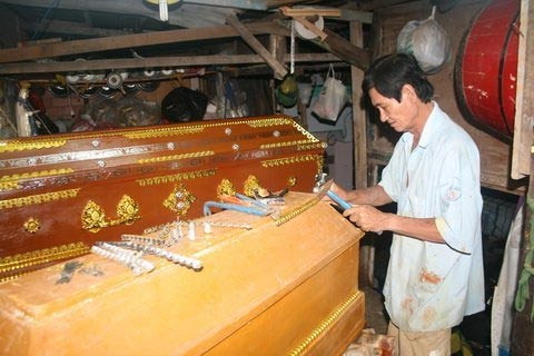 Làm từ thiện cho xác người vô thừa nhận, Tin tức trong ngày, 