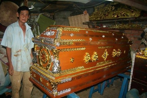 Làm từ thiện cho xác người vô thừa nhận, Tin tức trong ngày, 