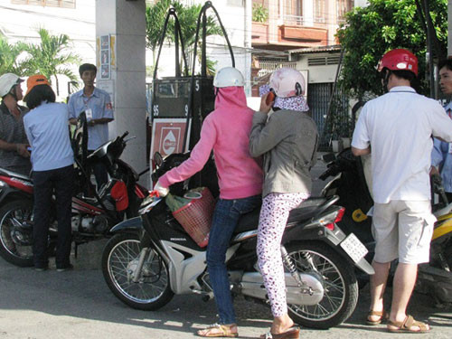 Nghe điện thoại ở cây xăng bị phạt 5 triệu đồng: Vẫn vô tư "alo" ảnh 6 Nghe điện thoại ở cây xăng bị phạt 5 triệu đồng: Vẫn vô tư "alo" ảnh 6