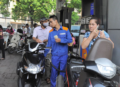 Nghe điện thoại tại cây xăng sẽ bị phạt tới 5 triệu đồng ảnh 1 Nghe điện thoại tại cây xăng sẽ bị phạt tới 5 triệu đồng