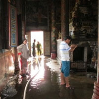 Dọn dẹp sau vụ cháy (Ảnh: Trung Hiếu/Vietnam+) Dọn dẹp sau vụ cháy (Ảnh: Trung Hiếu/Vietnam+)