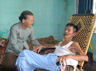 Khi về nhà, cụ Trần Miễn lại ăn uống được, khỏe trở lại - Ảnh: Hiển Cừ Khi về nhà, cụ Trần Miễn lại ăn uống được, khỏe trở lại - Ảnh: Hiển Cừ