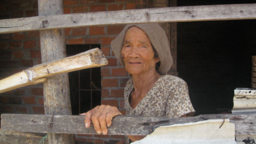 8 người con "nuôi nhốt" mẹ già 82 tuổi ảnh 1 8 người con "nuôi nhốt" mẹ già 82 tuổi, Tin tức trong ngày, con bat hieu, con nuoi me, bao hieu me cha, bao hieu bo me, bao hieu bo, bao hieu me, nuoi con, tuoi gia, lu lan, nguoi gia, bao, tin nhanh, tin hot, tin tuc