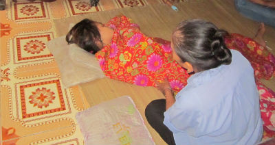 Bà cô bé đang an ủi nạn nhân Bà cô bé đang an ủi nạn nhân