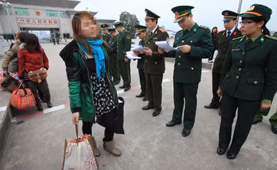 Các cô gái VN bị lừa bán đang làm thủ tục về nước - Ảnh: ifeng Các cô gái VN bị lừa bán đang làm thủ tục về nước - Ảnh: ifeng