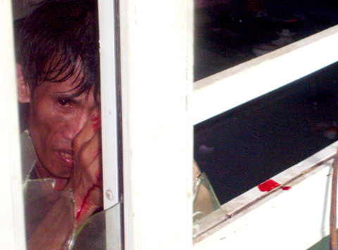 Bình đập vỡ kính, cứa vào cơ thể mình rồi lấy máu "tẩm" vào hung khí chống trả cảnh sát. Ảnh:Nguyệt Triều Bình đập vỡ kính, cứa vào cơ thể mình rồi lấy máu "tẩm" vào hung khí chống trả cảnh sát. Ảnh:Nguyệt Triều