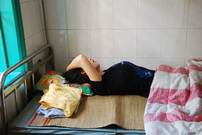 Nạn nhân Trần Thị Loan đang được điều trị trong Bệnh viện Đa khoa Hà Đông.