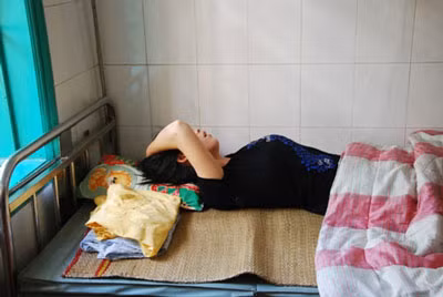 Nạn nhân Trần Thị Loan đang được điều trị trong Bệnh viện Đa khoa Hà Đông.