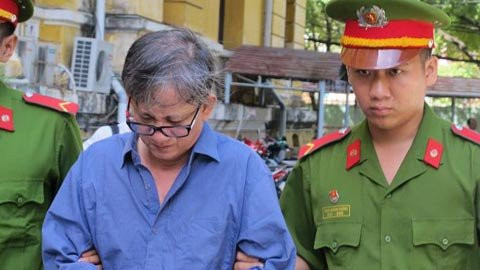 Bị cáo Trịnh Cẩm Tiêu sau phiên tòa Cam tien am phu di mua xe may xin