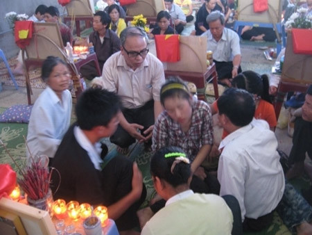 Lật tẩy trò bịp "nói chuyện với ma" ảnh 1 Lật tẩy trò bịp "nói chuyện với ma", Tin tức trong ngày, ap vong tim mo, am vong, goi hon, tim mo liet sy, liet sy vo danh, tim nguoi nha, thoi mien, vong nhap, thay phu thuy, ap vong, thu thuat, bao, tin tuc, tin hot, tin hay