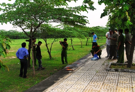Hiện trường nơi phát hiện anh Cường chết trong tư thế treo cổ. Hiện trường nơi phát hiện anh Cường chết trong tư thế treo cổ.