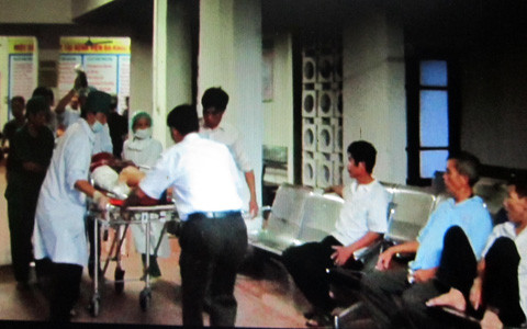 Theo thông tin mà TS có được, vào khoảng 16h chiều ngày 10/8, tại xã Thạch Đồng (TP. Hà Tĩnh) xảy ra vụ tai nạn nghiêm trọng. Chị Trần Thị Thảo (SN 1975, trú xã Thạch Đồng) đang đi trên đường thì bị xe tải chở đá cán phải. Vụ tai nạn nghiêm trọng đã làm chị Thảo bị dập nát hoàn toàn chân phải. Ngay lập tức, chị được đưa đi cấp cứu tại Bệnh viện ĐK Hà Tĩnh. Theo thông tin mà TS có được, vào khoảng 16h chiều ngày 10/8, tại xã Thạch Đồng (TP. Hà Tĩnh) xảy ra vụ tai nạn nghiêm trọng. Chị Trần Thị Thảo (SN 1975, trú xã Thạch Đồng) đang đi trên đường thì bị xe tải chở đá cán phải. Vụ tai nạn nghiêm trọng đã làm chị Thảo bị dập nát hoàn toàn chân phải. Ngay lập tức, chị được đưa đi cấp cứu tại Bệnh viện ĐK Hà Tĩnh.