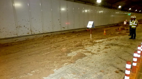 Hiện trường vụ xe ben làm rơi bùn đất khiến đường hầm sông Sài Gòn phải đóng cửa suốt 5 giờ - Ảnh: Mậu Trường. Hiện trường vụ xe ben làm rơi bùn đất khiến đường hầm sông Sài Gòn phải đóng cửa suốt 5 giờ - Ảnh: Mậu Trường.