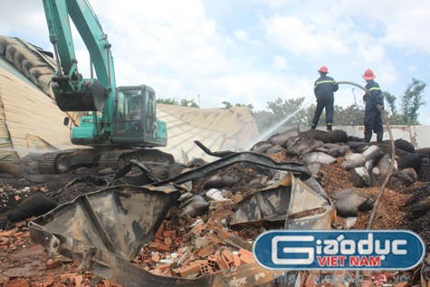 Phải hơn 10 giờ nỗ lực, ngọn lửa mới được dập tắt hoàn toàn. Phải hơn 10 giờ nỗ lực, ngọn lửa mới được dập tắt hoàn toàn.