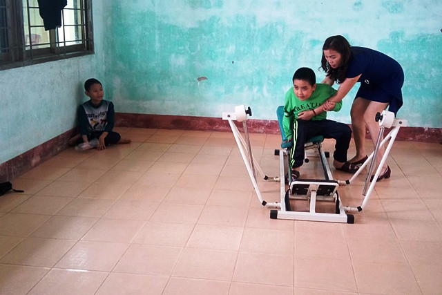 Các giáo viên ở lớp phục hồi chức năng chỉ mong các em nhận thức được những điều đơn giản nhất. (Ảnh: T.P) Các giáo viên ở lớp phục hồi chức năng chỉ mong các em nhận thức được những điều đơn giản nhất. (Ảnh: T.P)