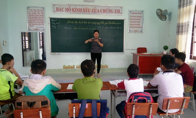 Cô Nguyễn Thị Ngọc Dung dạy cho các em học sinh khiếm thính bằng ngôn ngữ ký hiệu. (Ảnh: T.P) Cô Nguyễn Thị Ngọc Dung dạy cho các em học sinh khiếm thính bằng ngôn ngữ ký hiệu. (Ảnh: T.P)