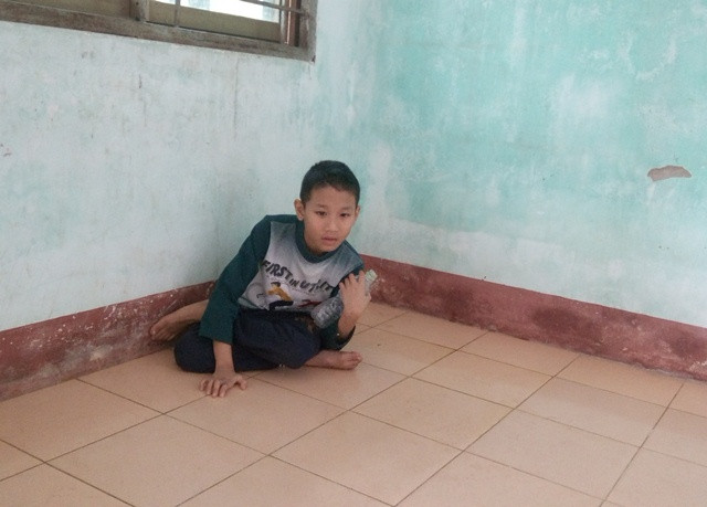Em Hoàng Trần Đức, bị mắc bệnh tự kỷ nặng, không làm chủ được hành vi. Thỉnh thoảng em lại la hét, thậm chí tự làm mình bị thương. (Ảnh: T.P) Em Hoàng Trần Đức, bị mắc bệnh tự kỷ nặng, không làm chủ được hành vi. Thỉnh thoảng em lại la hét, thậm chí tự làm mình bị thương. (Ảnh: T.P)