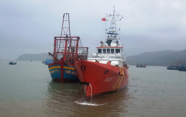 Tàu cá QB 928.36 TS cùng 9 thuyền viên trên tàu đã được tàu cứu nạn chuyên dụng SAR 411 cứu nạn kịp thời. Tàu cá QB 928.36 TS cùng 9 thuyền viên trên tàu đã được tàu cứu nạn chuyên dụng SAR 411 cứu nạn kịp thời.