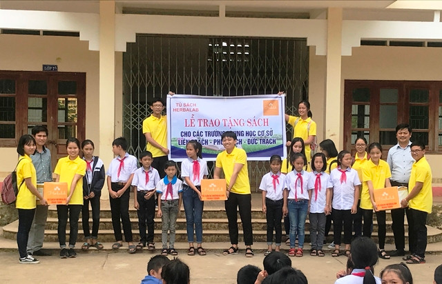 Vừa rồi, một số trường học trên địa bàn huyện Bố Trạch, tỉnh Quảng Bình đã được các thành viên của dự án tặng sách. (Ảnh: NVCC) Vừa rồi, một số trường học trên địa bàn huyện Bố Trạch, tỉnh Quảng Bình đã được các thành viên của dự án tặng sách. (Ảnh: NVCC)