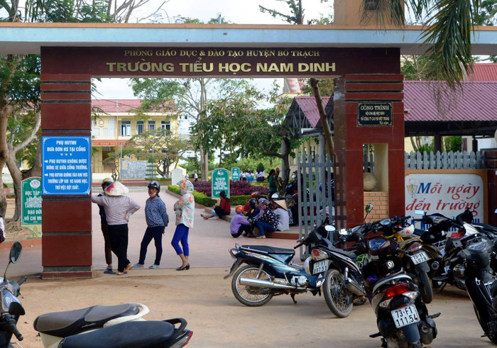 Trường Tiểu học Nam Dinh, nơi bà Thuyết làm Hiệu trưởng và bị kỷ luật vì liên quan đến lạm thu. Trường Tiểu học Nam Dinh, nơi bà Thuyết làm Hiệu trưởng và bị kỷ luật vì liên quan đến lạm thu.