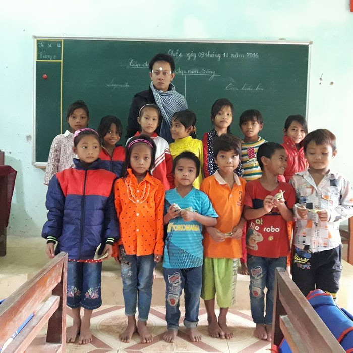 Thầy Nam cùng các học trò của mình. (Ảnh: NVCC)