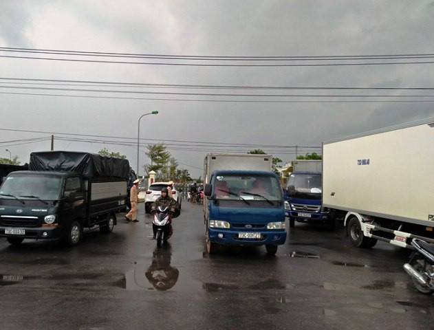 Nhiều người dân địa phương cho rằng, họ ở gần trạm thu phí nhưng mỗi lần đi qua trạm đều phải đóng tiền cả tuyến đường là không hợp lý. (Ảnh: H.H) Nhiều người dân địa phương cho rằng, họ ở gần trạm thu phí nhưng mỗi lần đi qua trạm đều phải đóng tiền cả tuyến đường là không hợp lý. (Ảnh: H.H)