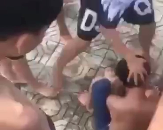 Nam sinh Trường Trung học cơ sở Lam Hạ bị nhóm bạn đánh hội đồng. Ảnh cắt từ clip. hgf.jpg