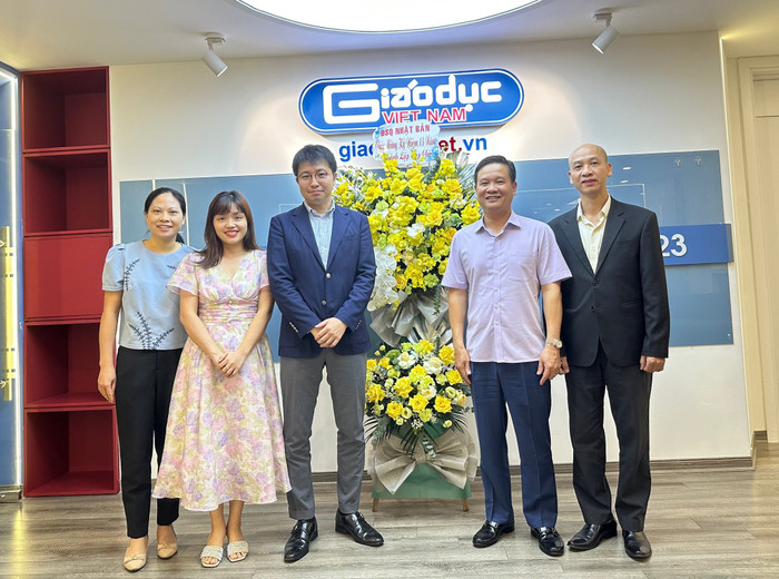 Ông Ishii Chikahisa chụp ảnh lưu niệm cùng lãnh đạo, cán bộ Tạp chí điện tử Giáo dục Việt Nam. GDVN_DSQ (3).jpg