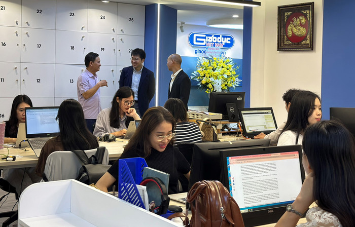 Nhà báo Nguyễn Tiến Bình - Phó Chủ tịch Hiệp hội Các trường đại học, cao đẳng Việt Nam, Tổng Biên tập Tạp chí điện tử Giáo dục Việt Nam giới thiệu về Tòa soạn với ông Ishii Chikahisa - Bí thư thứ nhất Đại sứ quán Nhật Bản tại Việt Nam GDVN_DSQ (4).jpg