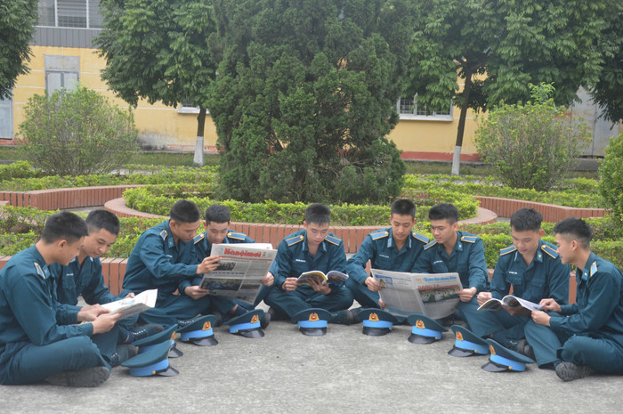 Cán bộ, chiến sĩ Học viện tích cực hưởng ứng Ngày Sách và Văn hóa đọc Việt Nam 21-4. z6527179482265_af48e016b8ec4d2e46658767c32c4969.jpg