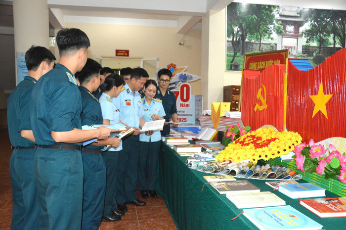 Đại tá Trần Tiến Dũng – Phụ trách Trưởng phòng, Phòng Khoa học quân sự, Học viện Phòng không - Không quân cùng cán bộ, học viên, nhân viên tham quan khu trưng bày sách tại Thư viện. z6527179452149_33eec91515493ad75e36c1e48c2bb4f4.jpg
