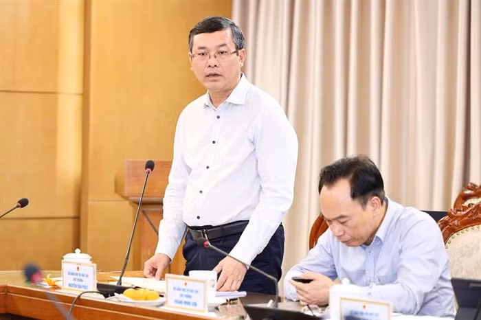 Thứ trưởng Nguyễn Văn Phúc trao đổi tại phiên họp
