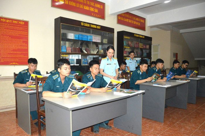 Cán bộ, học viên tích cực nghiên cứu tài liệu tại Thư viện. z6527179464587_dc23c310e8d1bf9f8d7d4209dedd0823.jpg