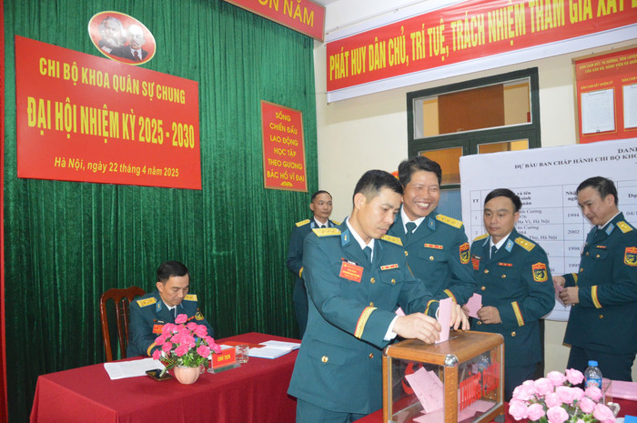 Đại hội bỏ phiếu bầu Ban Chấp hành Chi bộ nhiệm kỳ 2025-2030. Ảnh: Minh Quân 5a.jpg