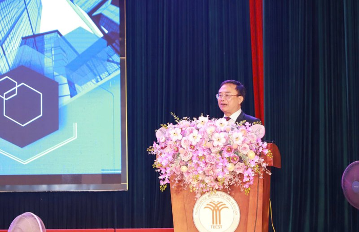 Tiến sĩ Đoàn Ngọc Xuân - Hiệu trưởng Trường Đại học Thủ Dầu Một trình bày tham luận tại Hội thảo. Picture7.png