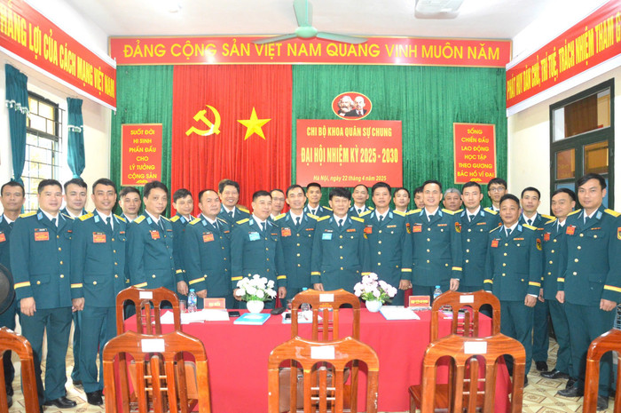 Các đại biểu chụp ảnh lưu niệm cùng đảng viên dự Đại hội. Ảnh: Minh Quân 2a.jpg